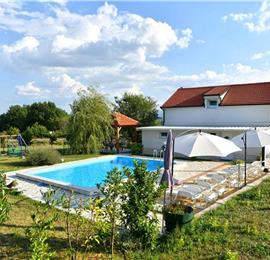 3 Bedroom Villa with Pool & Tennis Court near Sinj, sleeps 8
